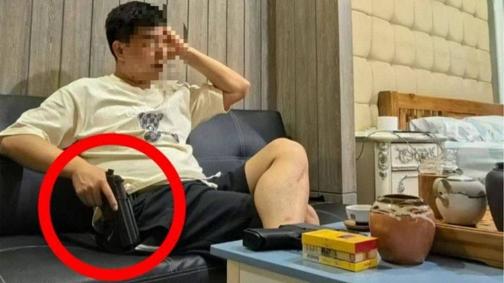 华裔男子疑博流量芭堤雅“晒持枪照”炫耀!泰国警方破门搜屋拘捕(组图) - 1