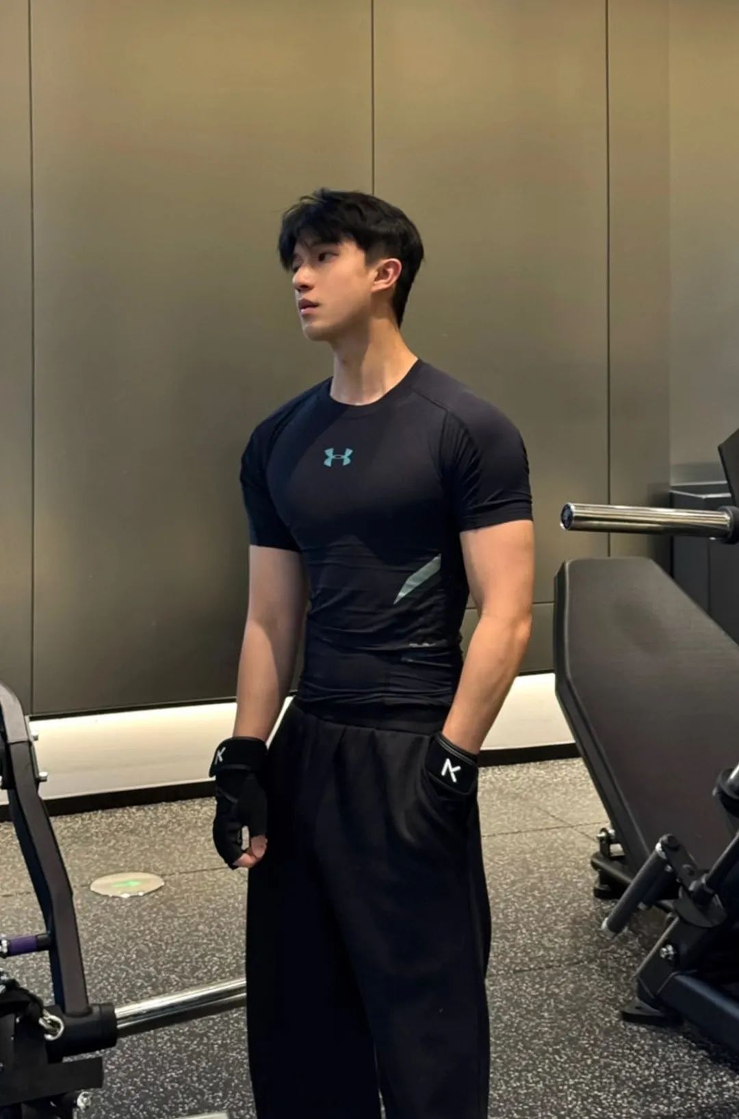 【帅哥】成都肌肉男大被曝塌房!紧身衣制服超诱惑,竟同时与多名学弟暧昧不清....(组图) - 11