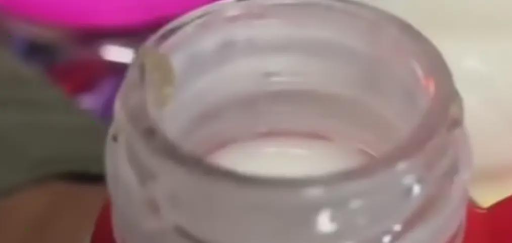男子买饮料开一瓶发现有蛆，再开一瓶，还是有蛆（组图） - 2