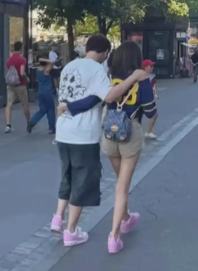 王思聪和女友现身罗马街头，怕被偷盗不敢戴名表，两人牵手同行尽显恩爱（组图） - 3