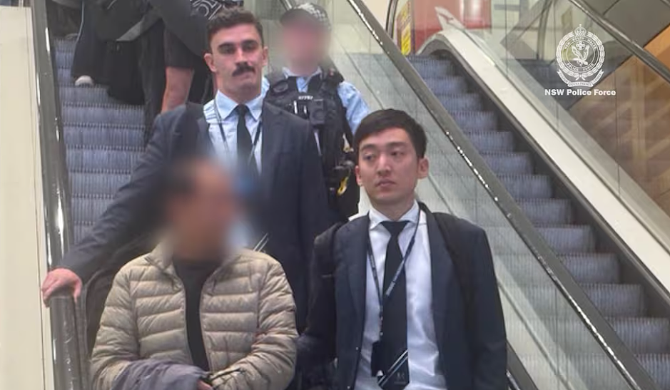 62岁中国大爷在澳洲机场被捕!(组图) - 3