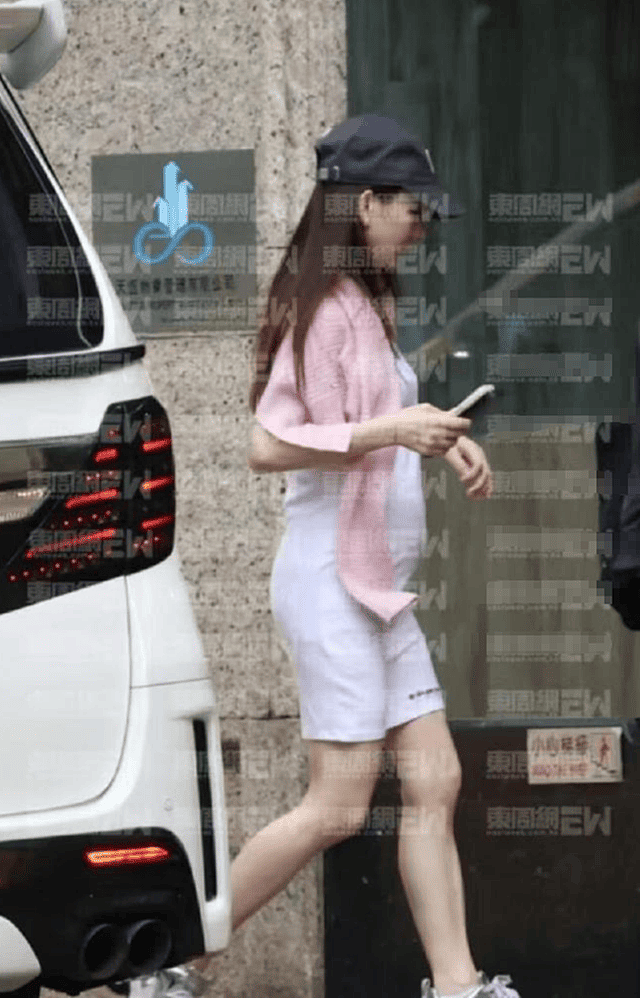 方媛怀三胎后依旧自己带娃，穿香奈儿吃燕窝，一脸开心底气十足（组图） - 5