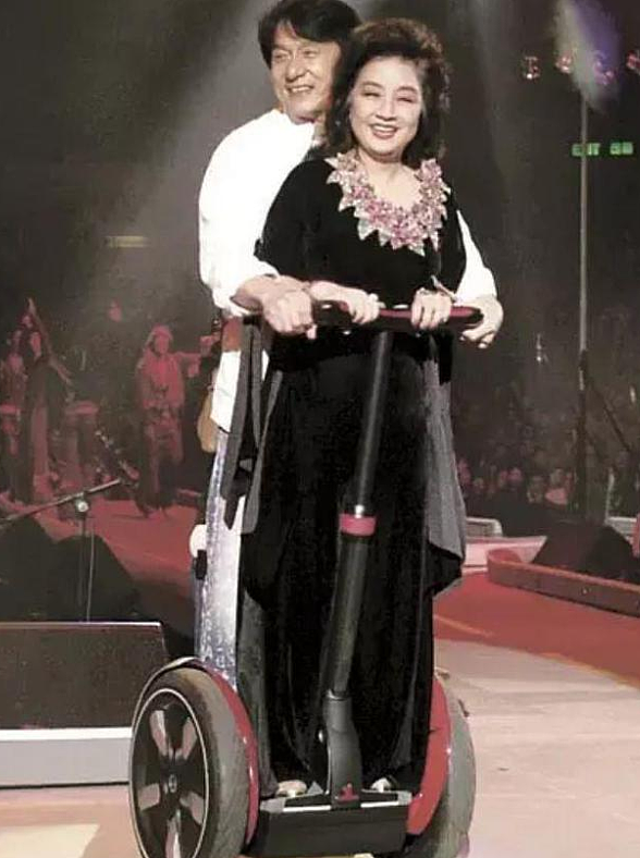 宣布终生单身！当面怼“赌王”、被刘德华下跪致敬，受情伤放弃婚姻？（组图） - 23
