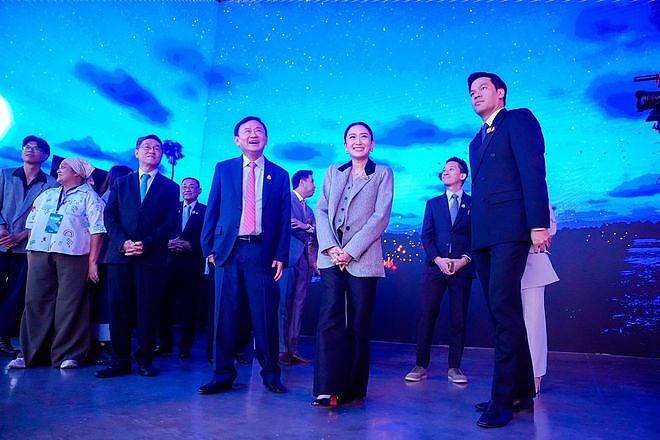 佩通坦停职后同框父亲，富家女风采依旧，他信曝光“电话门”细节（组图） - 2
