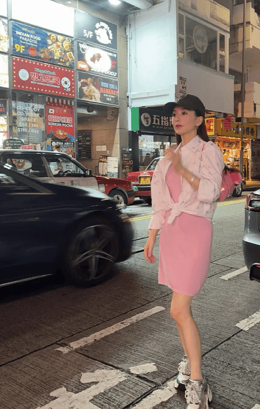 方媛怀三胎后依旧自己带娃，穿香奈儿吃燕窝，一脸开心底气十足（组图） - 3