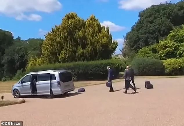马克龙遇英囧:小丽两拒牵手,小马转吻凯特,这…(组图) - 11