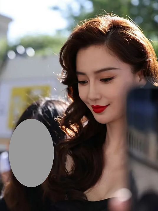 杨颖亮相巴黎活动：黑裙卷发好贵气，生图好美！（组图） - 6