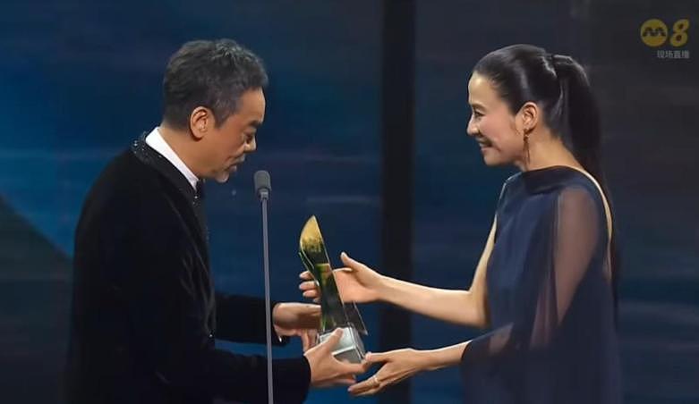 宣萱首夺新加坡视后，机场大秀英语惊艳全网，新剧演技再获肯定（组图） - 2
