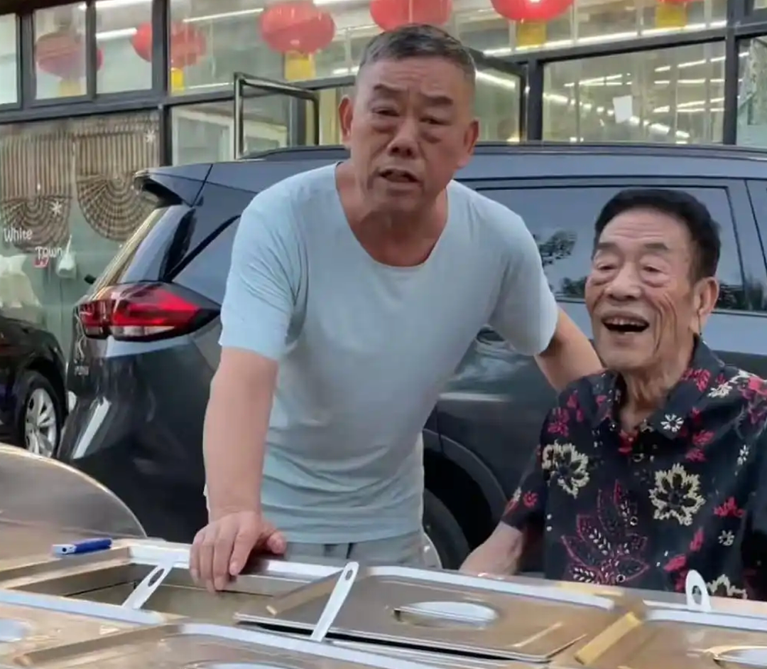 没有遗言留下!去世当天还在剪彩、带货,杨少华真的被儿子过度“消费”吗?(组图) - 7