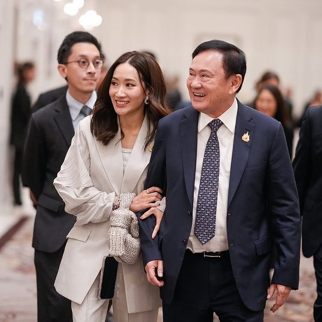 佩通坦停职后同框父亲，富家女风采依旧，他信曝光“电话门”细节（组图） - 7