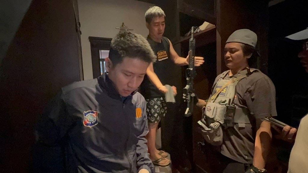 华裔男子疑博流量芭堤雅“晒持枪照”炫耀!泰国警方破门搜屋拘捕(组图) - 3