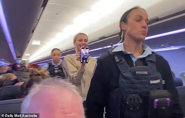 捷星一国际航班刚落地澳洲,一名女乘客就被警方带走!全体乘客鼓掌欢呼!(组图) - 3