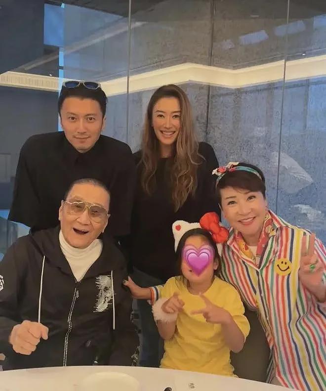 42岁谢婷婷携小7岁澳洲男友办二胎派对!9月孕肚戴钻石脐钉引争议(组图) - 13
