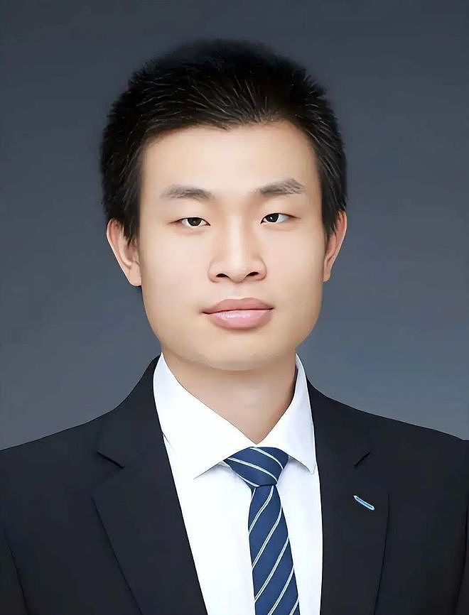 北大韦东奕在两人陪同下去医院看牙,曾因牙齿有缺失、牙周炎引关注(组图) - 6