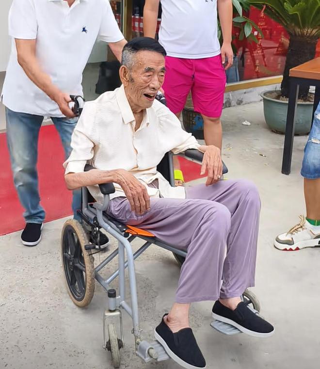 郭德纲深夜悼念杨少华，晒德云社所送花圈，其是否参加葬礼引热议（组图） - 5