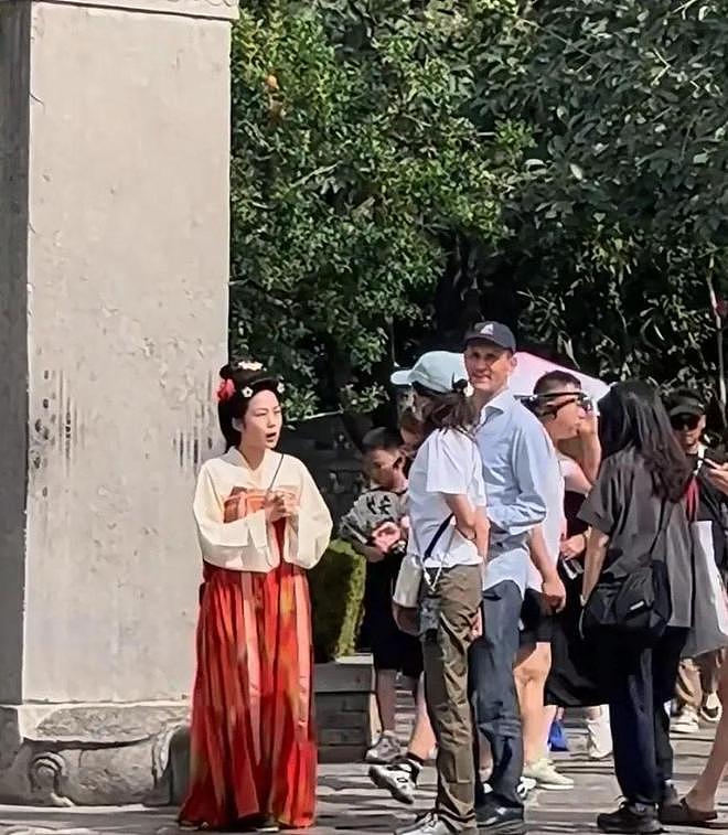 55岁莫文蔚携德籍老公游西安，状态年轻，夫妻耳语超恩爱（组图） - 5