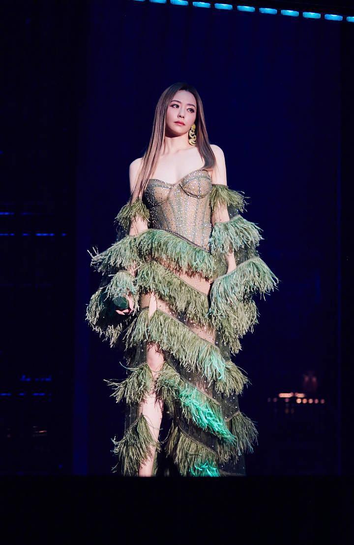 20年的风浪都挺过来了，40岁的张靓颖，会因为穿衣风尘继续刚吗？（组图） - 7