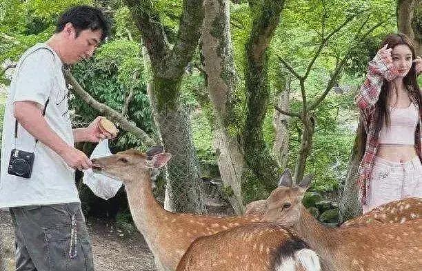 王思聪和女友现身罗马街头，怕被偷盗不敢戴名表，两人牵手同行尽显恩爱（组图） - 12