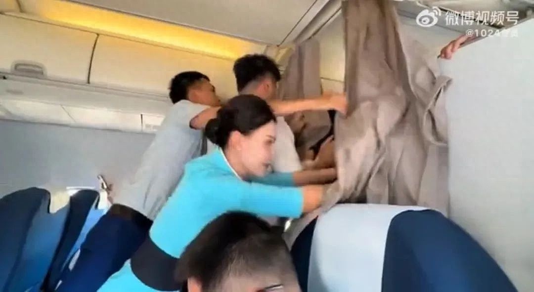 男星粉丝硬闯商务舱，3空乘力战不敌视频疯传（视频/组图） - 1