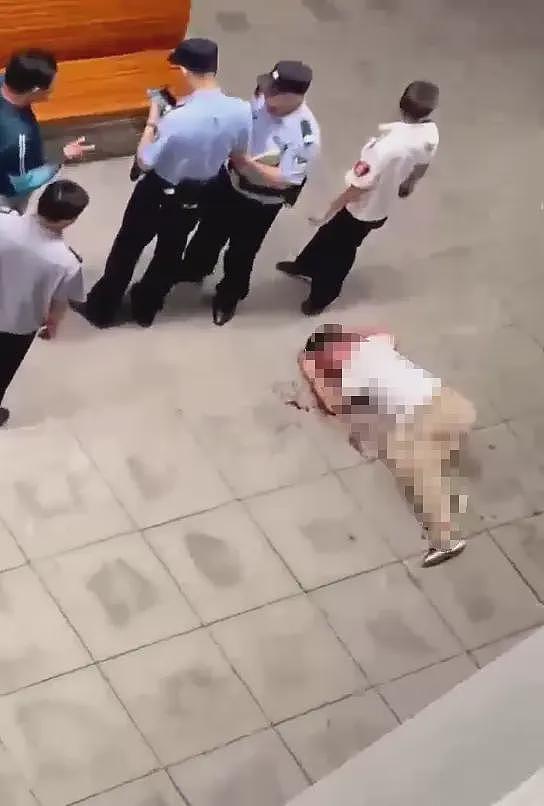 曝一男子性侵15岁女孩，跪地求饶被女孩父母打死，现场曝光满地血（组图） - 5