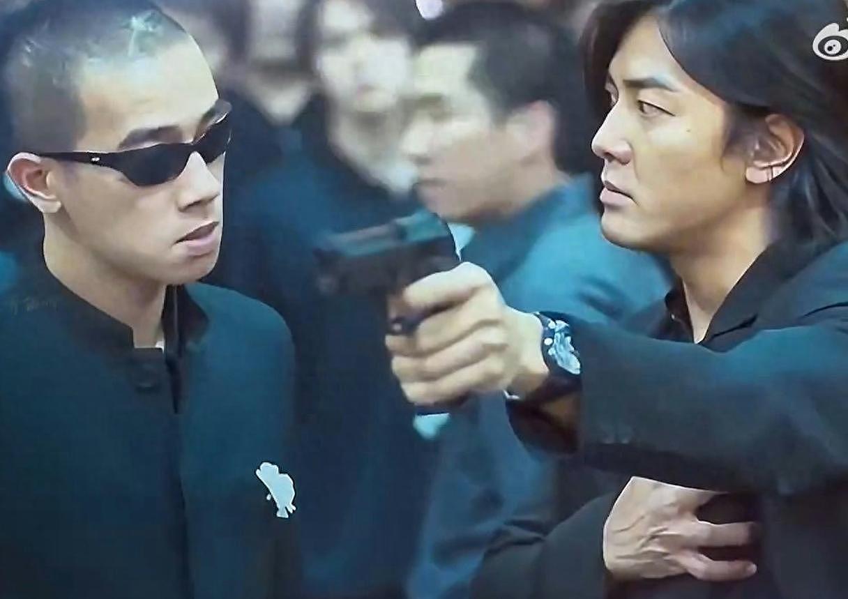 郑伊健美国演唱会翻车？秀舞步被指像“广场舞”，肚腩抢镜引热议（组图） - 1