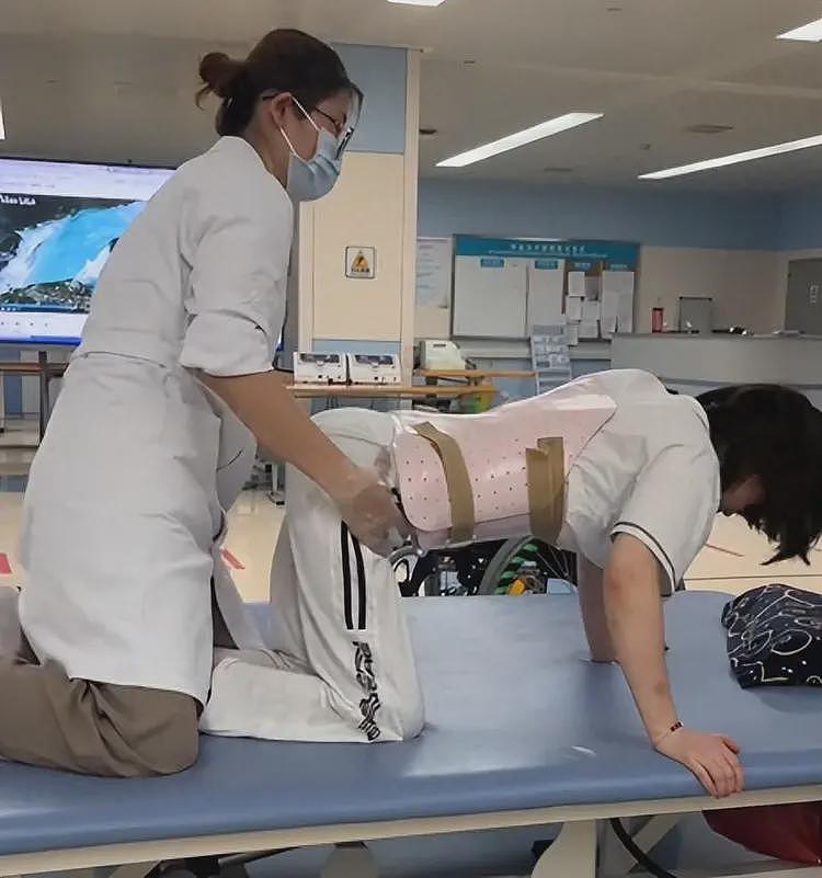 反转！女孩因男友开车瘫痪，对方消失含泪控诉，她却被扒个底朝天（组图） - 1