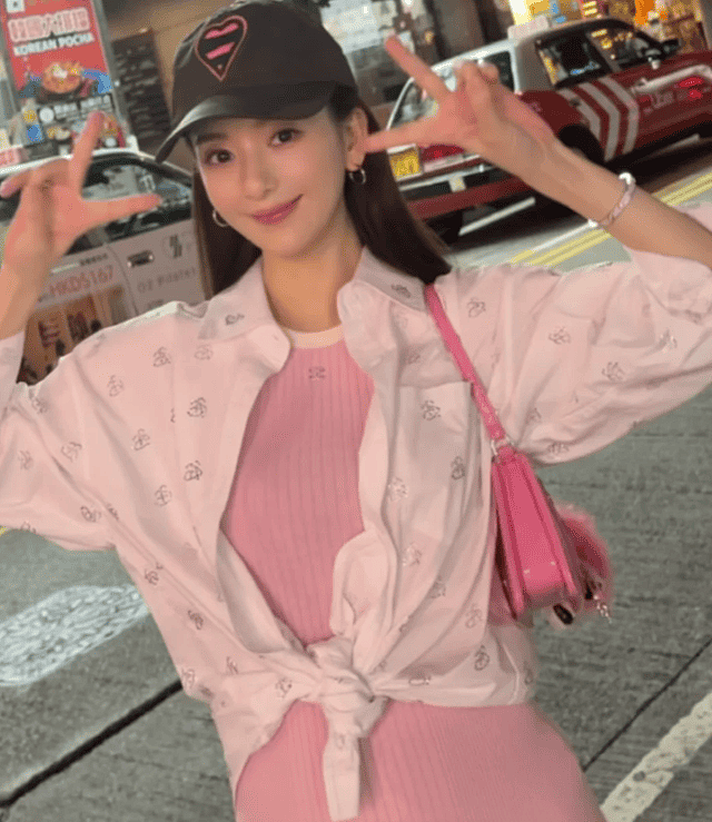 方媛怀三胎后依旧自己带娃，穿香奈儿吃燕窝，一脸开心底气十足（组图） - 1