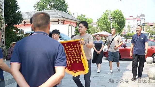 张家界司机突发疾病去世，晕倒前救下整车11名韩国游客（组图） - 1