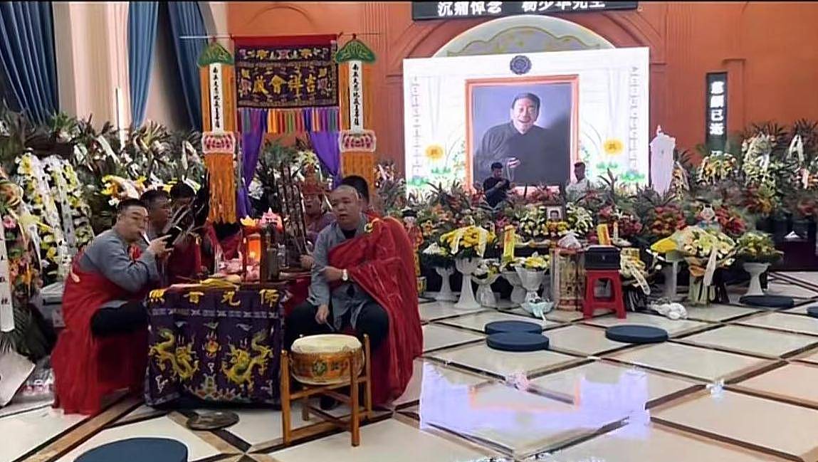 杨少华送路仪式!杨威被人搀扶,杨议打鼓送别父亲(组图) - 2