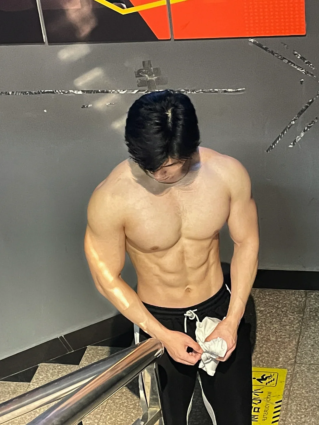 【帅哥】黑龙江游泳教练,性感太平洋宽肩男友臂,这肱二头肌在泳池边撩动全网心跳(组图) - 11