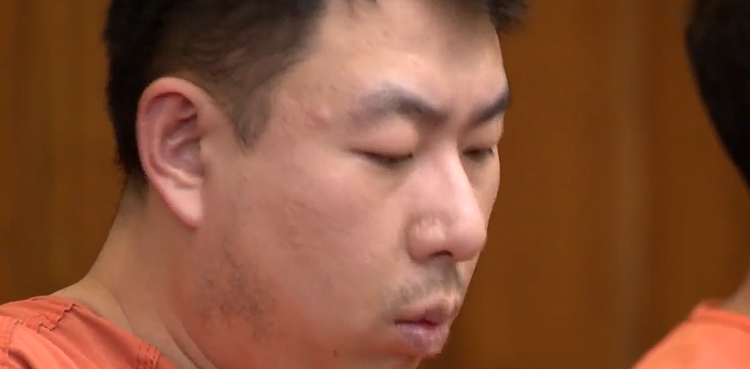 加拿大华人男子诈骗老人$40万,登机逃跑时被抓!搜出巨额现金,铺满桌面(组图) - 3