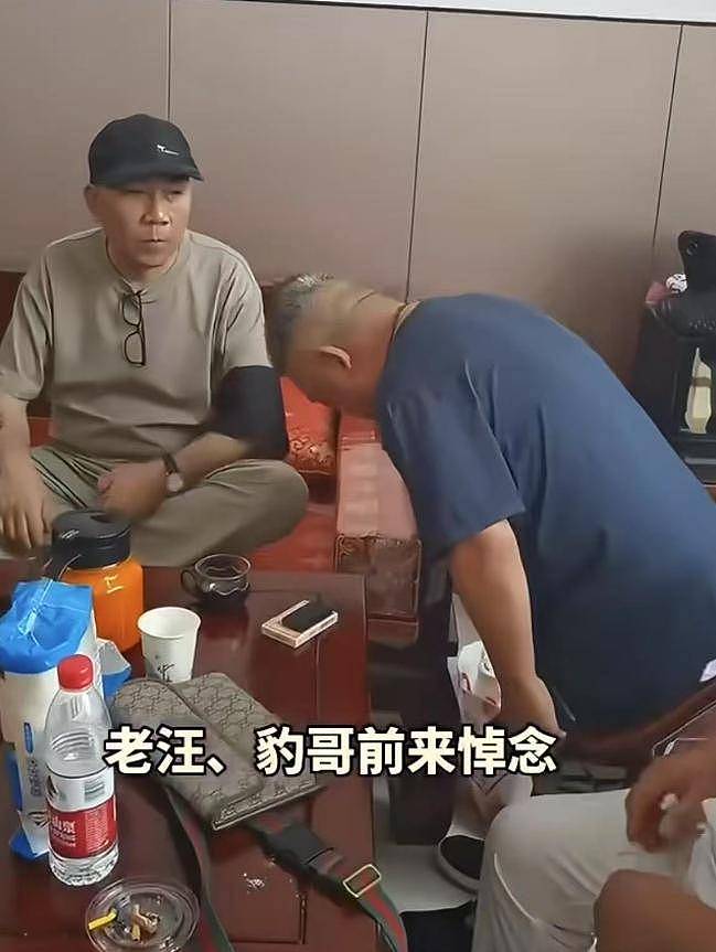 杨少华吊唁现场！长子悲伤欲绝，眼睛哭肿睁不开，杨议微笑合影（组图） - 12