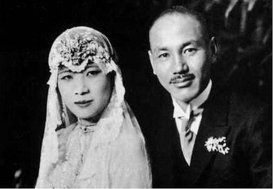 蒋介石去世当晚,宋美龄让医官给蒋经国打镇静剂,但没人敢动手(组图) - 9