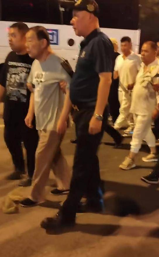 杨少华送路仪式!杨威被人搀扶,杨议打鼓送别父亲(组图) - 15