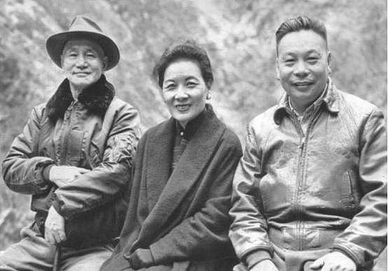 蒋介石去世当晚,宋美龄让医官给蒋经国打镇静剂,但没人敢动手(组图) - 10