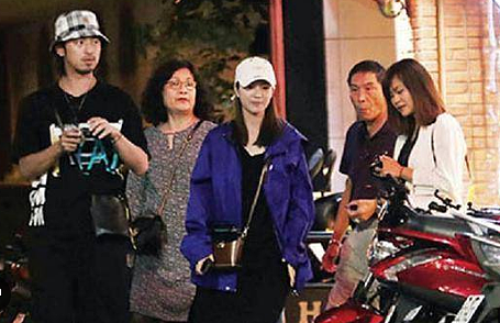 宣布正式结婚?年末举办小型婚礼,交往13年女友无人知!情场永动机终于封盘(组图) - 5
