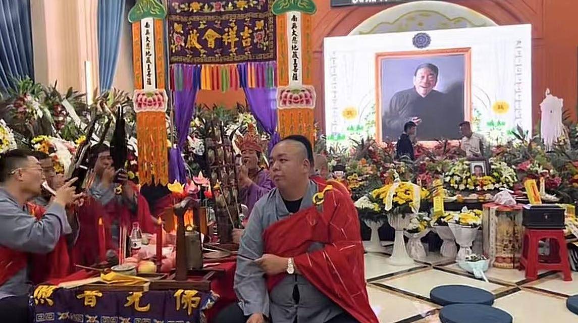 杨少华送路仪式!杨威被人搀扶,杨议打鼓送别父亲(组图) - 3