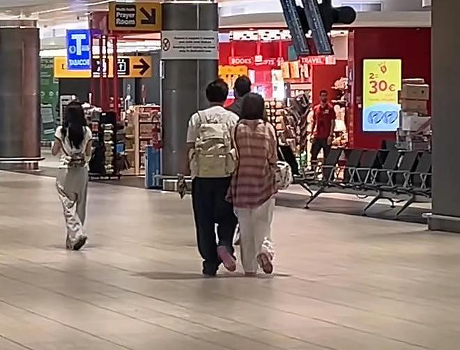 王思聪罗马机场被拍！自己背包牵女友，这回是真爱还是新剧本？（组图） - 1