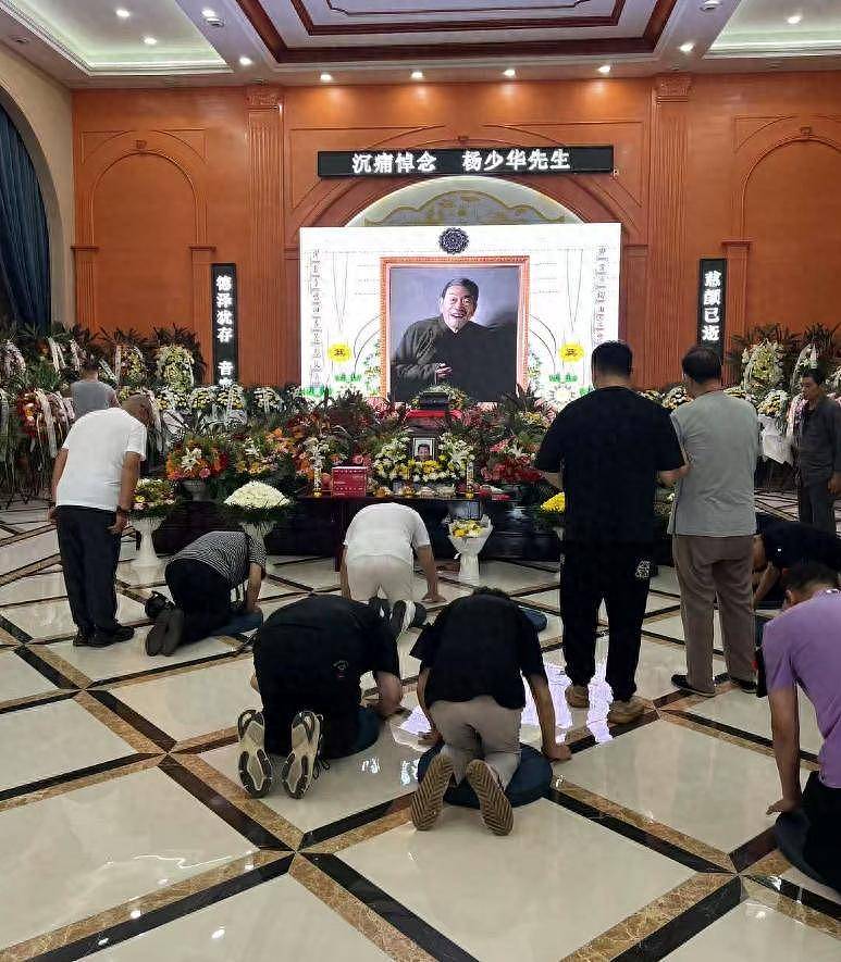杨少华送路仪式!杨威被人搀扶,杨议打鼓送别父亲(组图) - 1