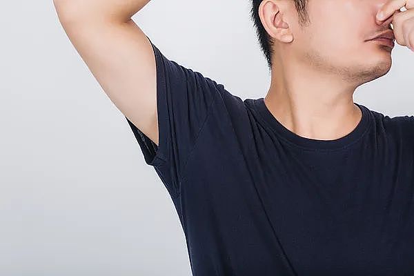 女子因这个生理特征被辞退！很多人有此尴尬困扰，难以启齿！网友吵翻（组图） - 11