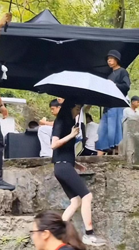 景甜拍戏出意外！工作人员滚下山崖，她第一时间冲去救人（组图） - 2