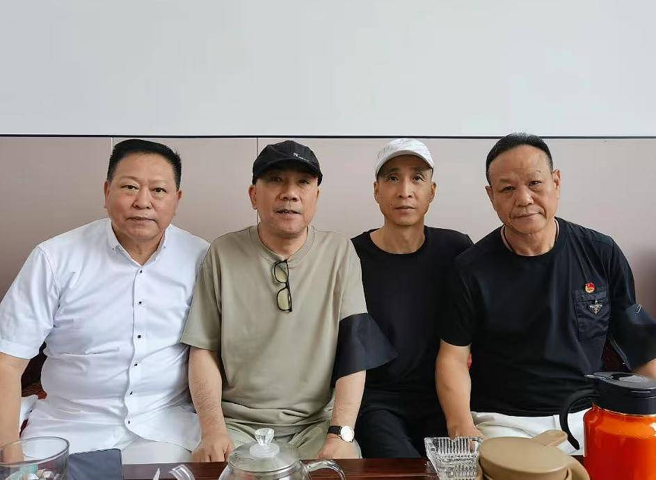 杨少华吊唁现场！长子悲伤欲绝，眼睛哭肿睁不开，杨议微笑合影（组图） - 7