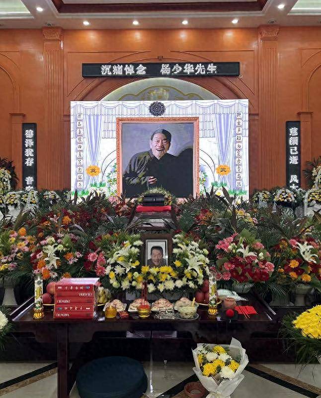 杨少华吊唁现场！长子悲伤欲绝，眼睛哭肿睁不开，杨议微笑合影（组图） - 1