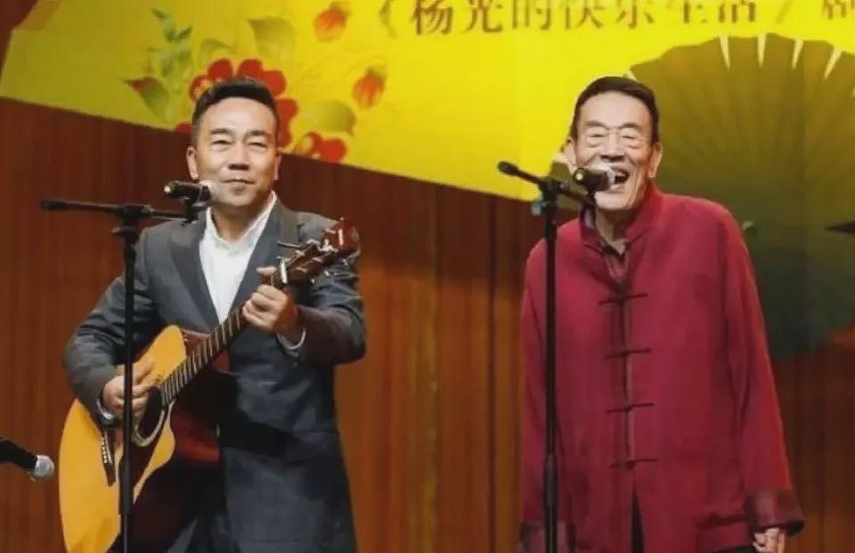 没遗言,去世当天还在带货!他真被儿子过度消费(组图) - 6