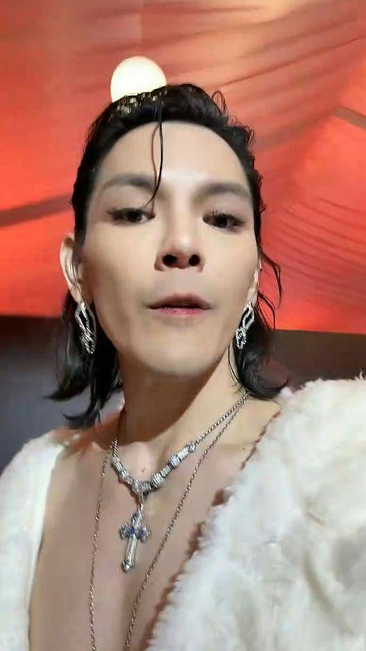 向佐奇装异服再引热议，黑色蕾丝透视装引爆网络（组图） - 9