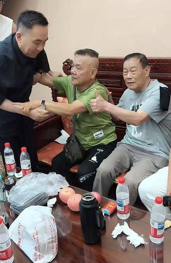 杨少华送路仪式!杨威被人搀扶,杨议打鼓送别父亲(组图) - 9