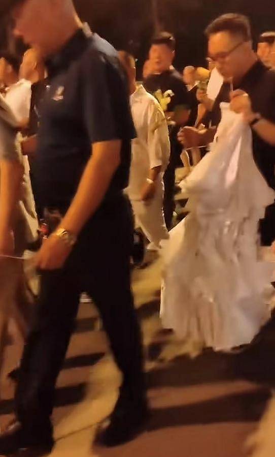 杨少华送路仪式!杨威被人搀扶,杨议打鼓送别父亲(组图) - 17