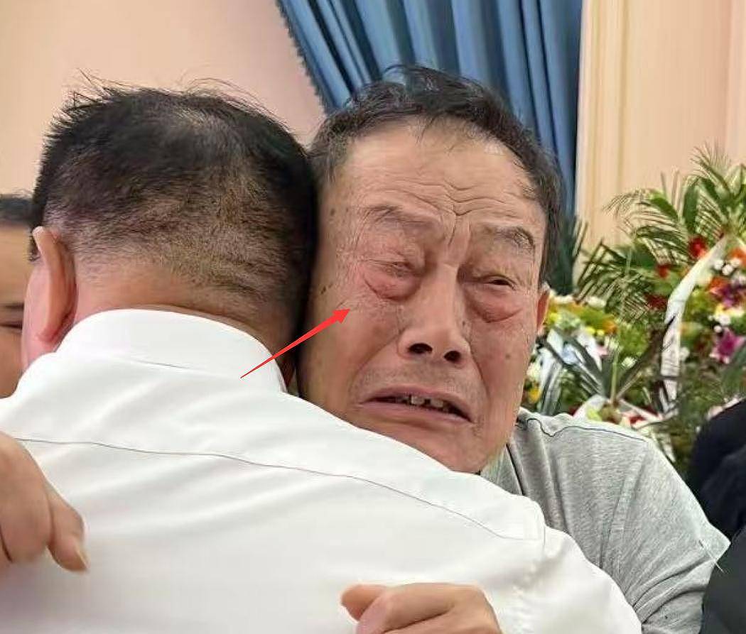 杨少华吊唁现场！长子悲伤欲绝，眼睛哭肿睁不开，杨议微笑合影（组图） - 5