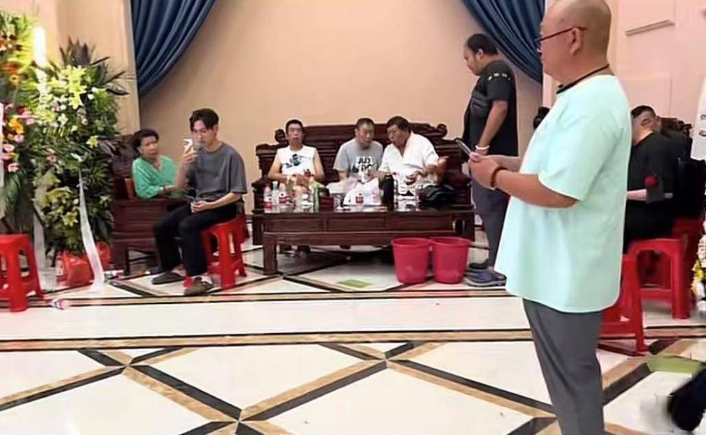 杨少华送路仪式!杨威被人搀扶,杨议打鼓送别父亲(组图) - 8