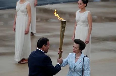 不是戴安娜也不是卡米拉！查尔斯最宠的女人竟是她？卡后见了都“头皮发麻”…（组图） - 54